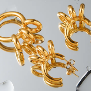 Juego de aretes y anillo dorado